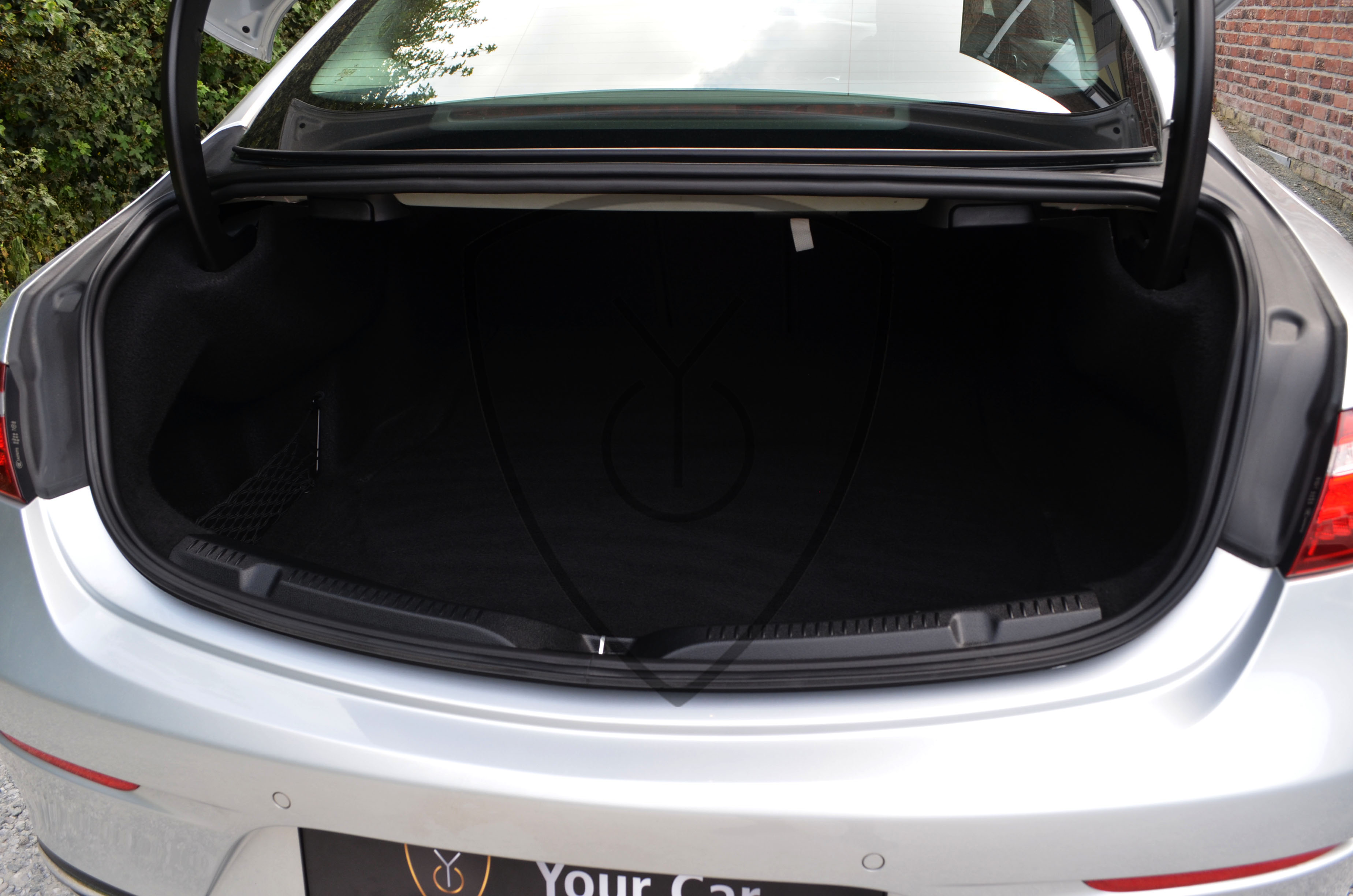 MERCEDES-BENZ-E220 — image 4